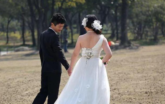 女兒出嫁3年不回門！老母親擔心「獨自一人去探望」，進門後一看：我打死都不走了