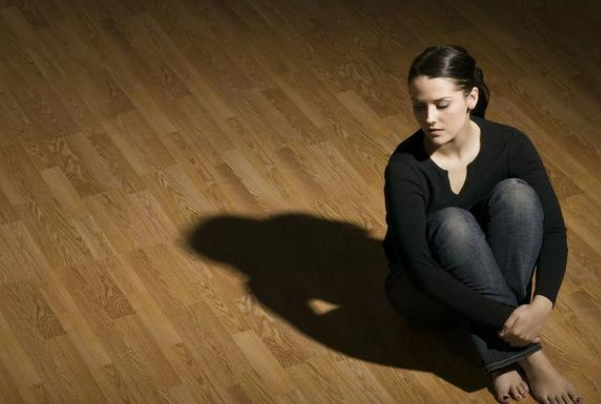 女兒出嫁3年不回門！老母親擔心「獨自一人去探望」，進門後一看：我打死都不走了