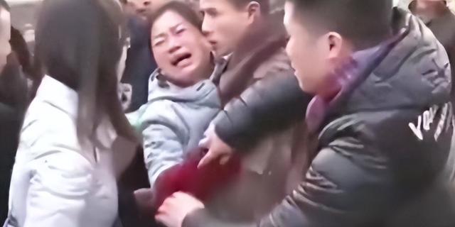 他被判「無生育能力」妻子卻懷孕！氣喊出軌「做親子鑒定」婆家人都懊悔...