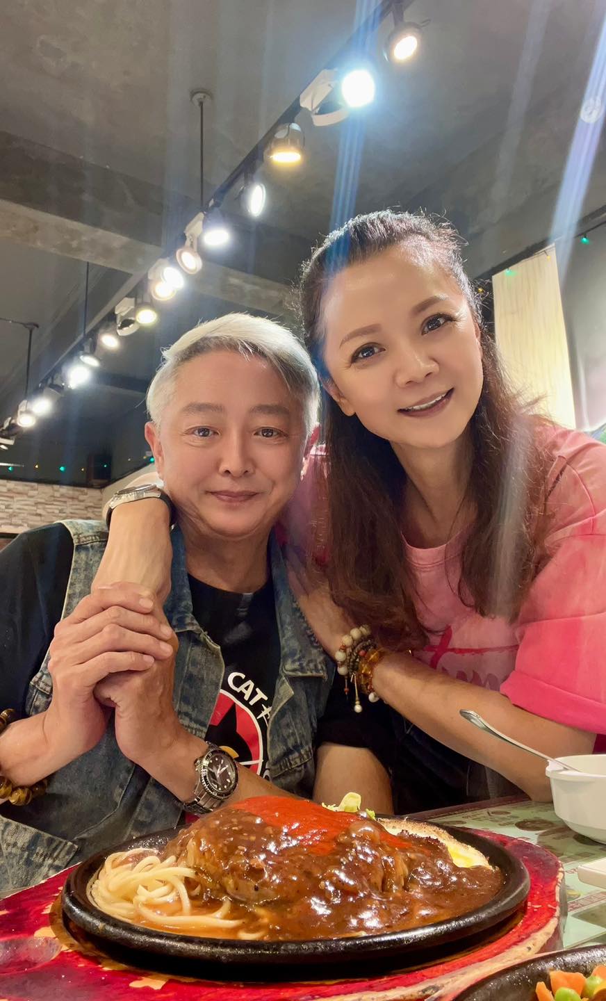 突冒冷汗、四肢無力！54歲本土女星「當場剉屎」大小便失禁　崩潰「根本停不住」：持續20分鐘