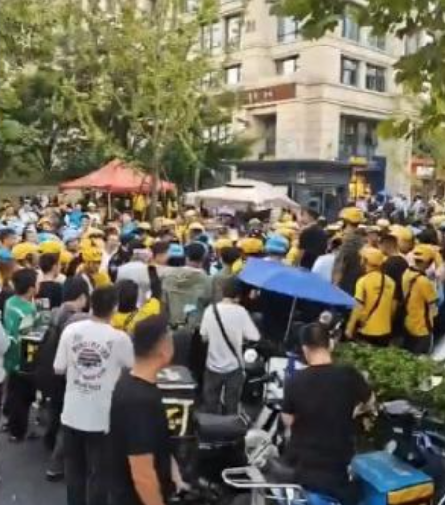遭保全刁難！外送員「當眾下跪求饒」原因曝光　同業憤怒抗議：「何苦為艱苦人」