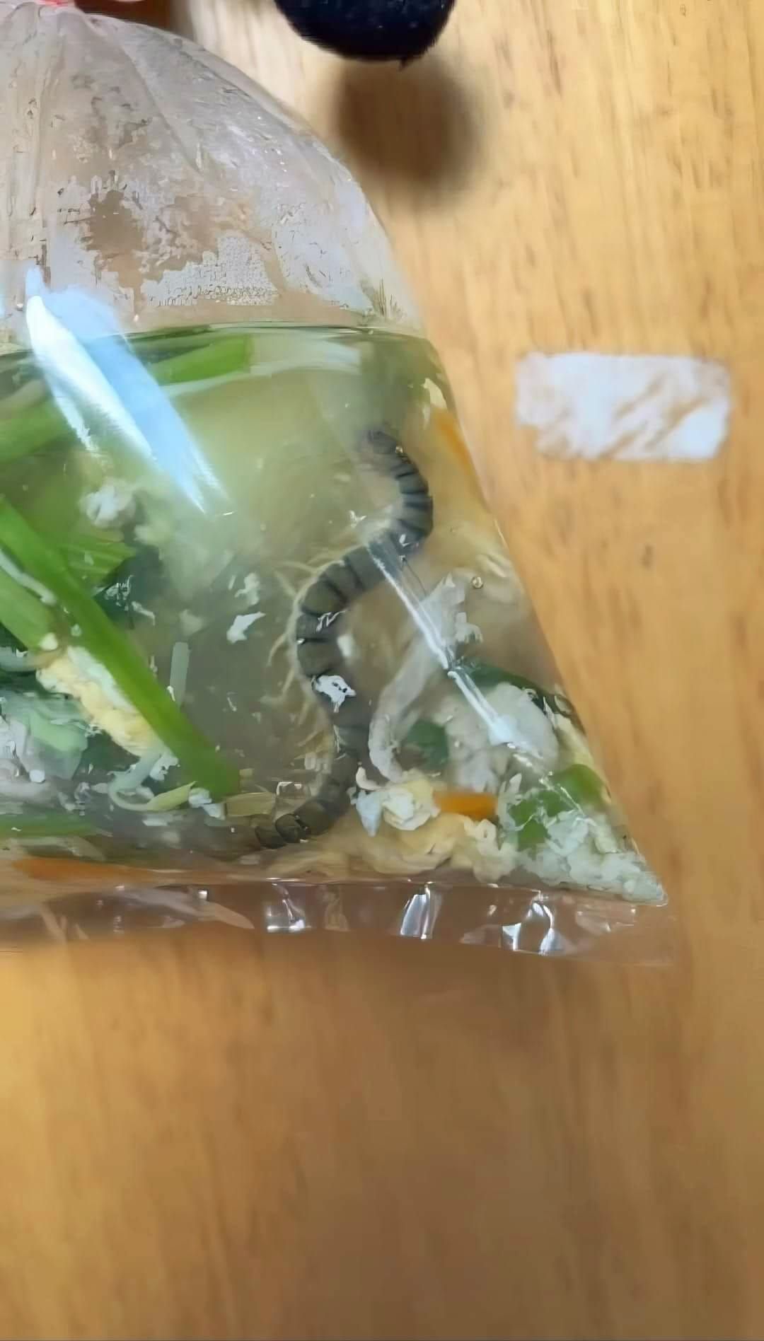 以為是蛇！他外帶蛋花湯「驚見超巨1條」煮熟飄湯裡　內行網友笑：「這碗至少上千元」