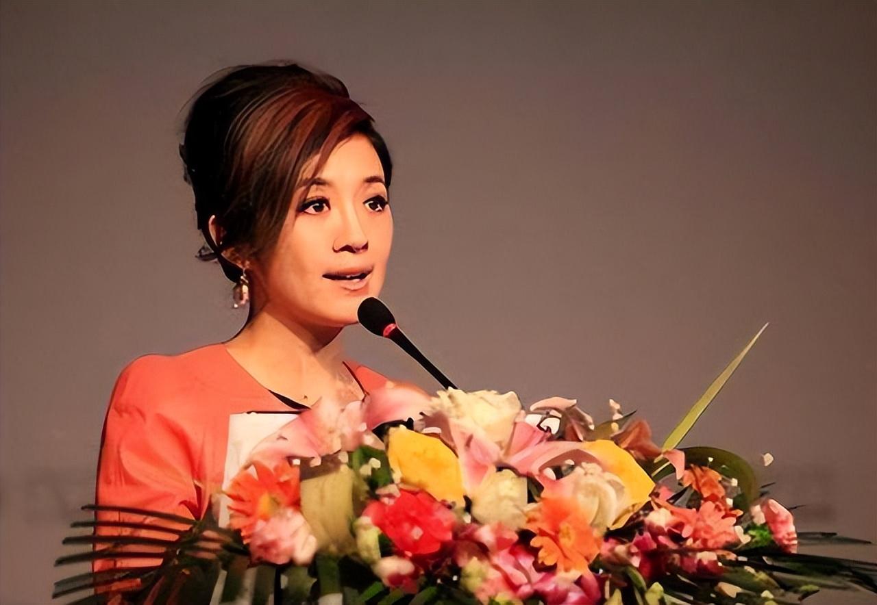 她是知名美女主持！插足富商「趕走原配」嫁入豪門　卻「不敢大辦婚禮」今近況曝光