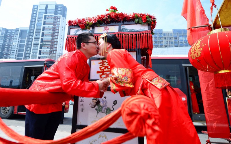 看狗不順眼！新婚妻要求「趕走家中10年老狗」 撂狠話「3條路給你選」：牠不走就是我走