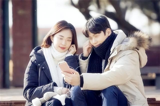 夫妻看似恩愛20年！丈夫開刀「妻子早約好和閨蜜出遊」不肯取消　人夫抱怨「兒子一句話揭真相」他崩潰了