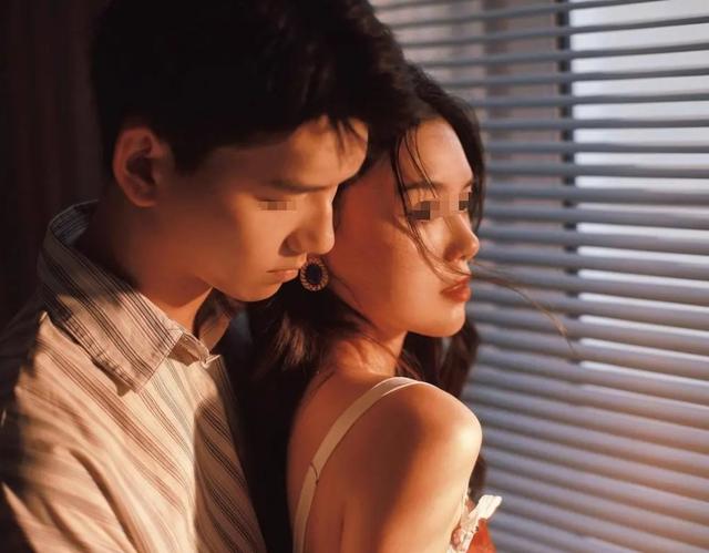 夫妻看似恩愛20年！丈夫開刀「妻子早約好和閨蜜出遊」不肯取消　人夫抱怨「兒子一句話揭真相」他崩潰了