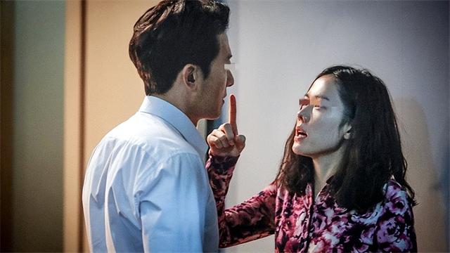 夫妻看似恩愛20年！丈夫開刀「妻子早約好和閨蜜出遊」不肯取消　人夫抱怨「兒子一句話揭真相」他崩潰了