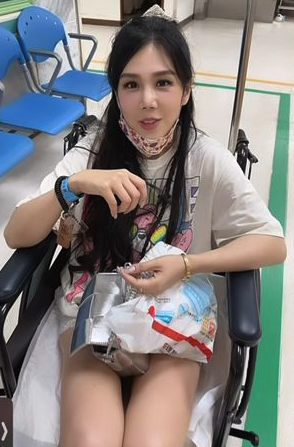 去年才當媽!41歲女星「生日前夕突大出血」緊急送醫 揭畫面「坐輪椅現身」病況曝光