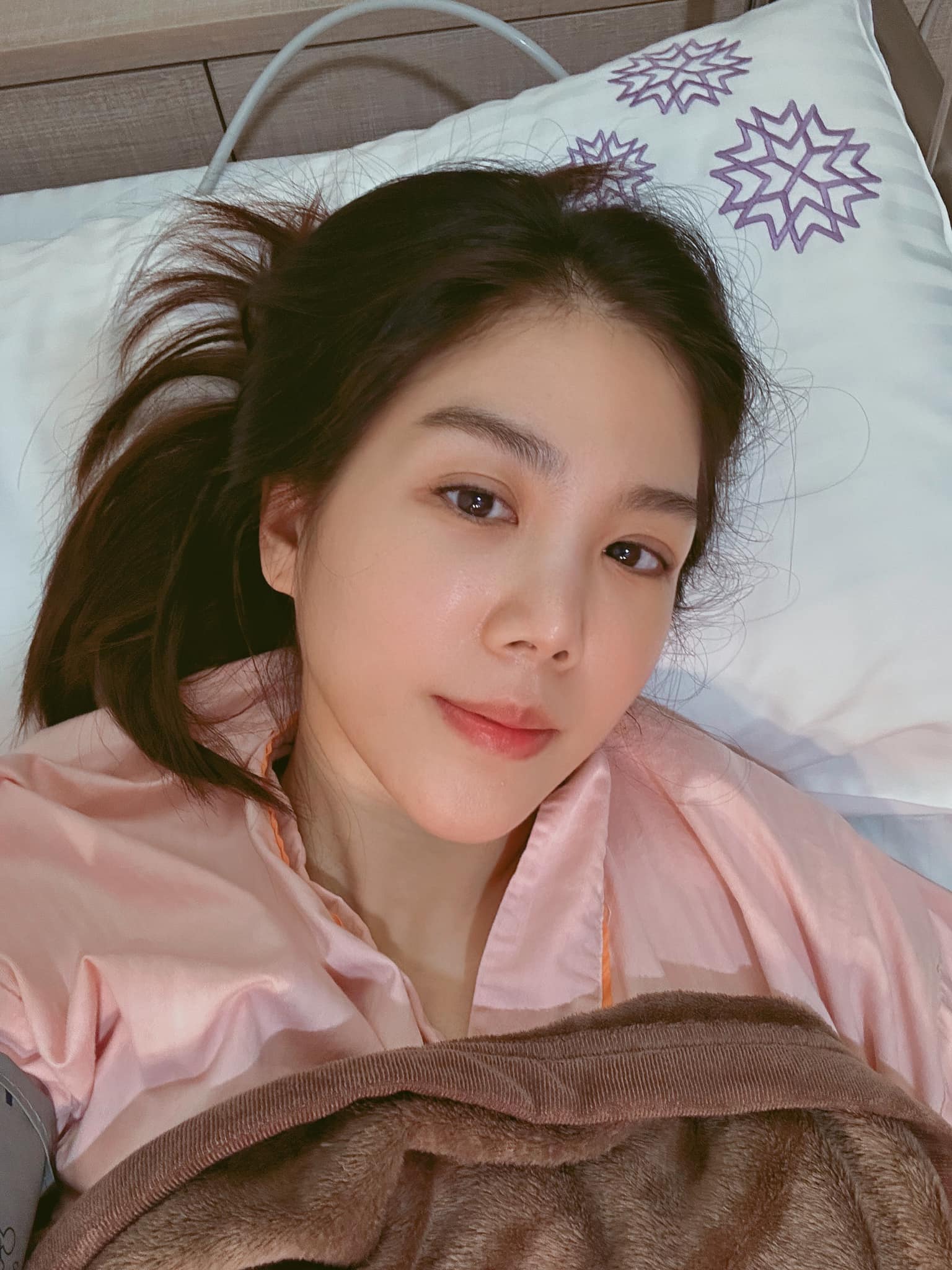 去年才當媽!41歲女星「生日前夕突大出血」緊急送醫 揭畫面「坐輪椅現身」病況曝光