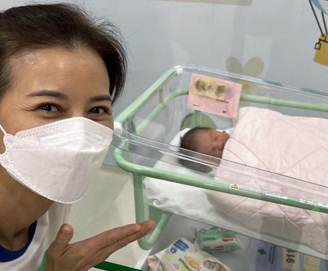 單親帶大兒女！60歲資深女星曬照「家有喜事」　「星二代甜美長相曝」私下是空姐