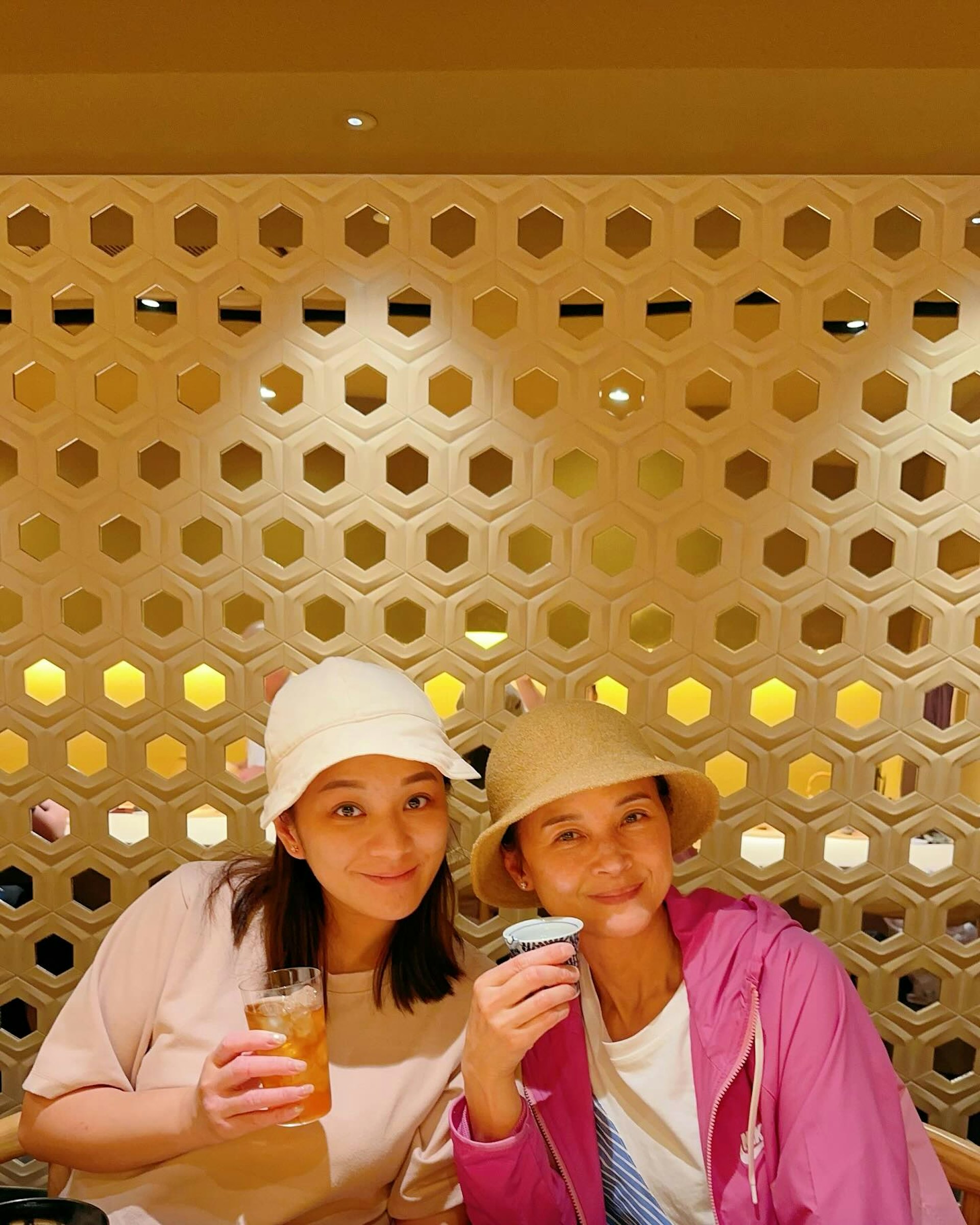 單親帶大兒女！60歲資深女星曬照「家有喜事」　「星二代甜美長相曝」私下是空姐
