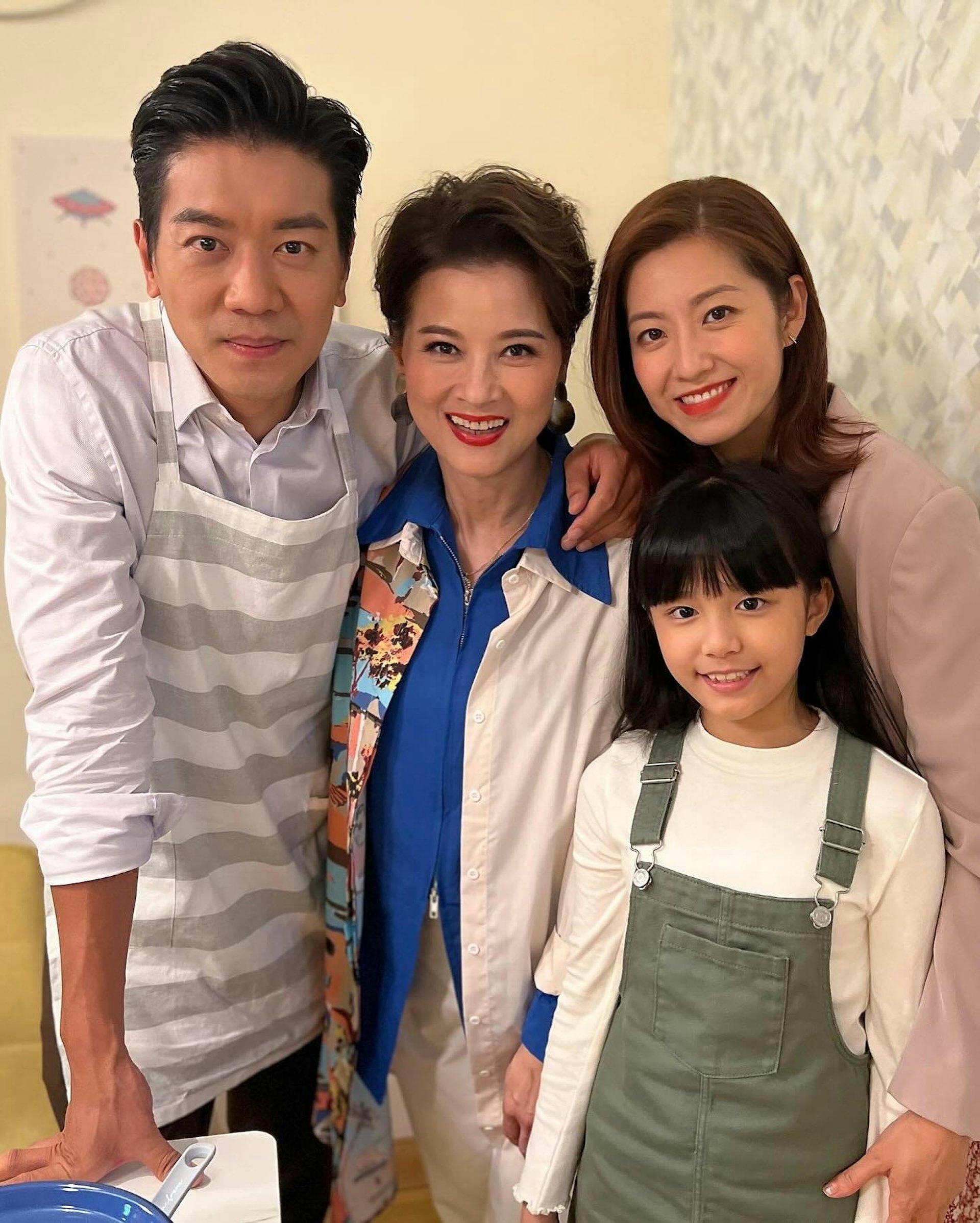 單親帶大兒女！60歲資深女星曬照「家有喜事」　「星二代甜美長相曝」私下是空姐
