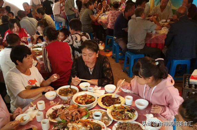 鄉下辦婚禮！他帶妻小吃流水席「突見一道菜」上桌　馬上變臉驚慌喊：「吃完趕快走」...