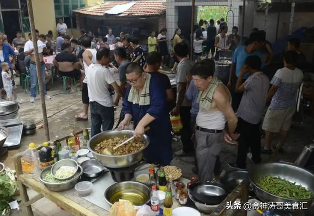 鄉下辦婚禮！他帶妻小吃流水席「突見一道菜」上桌　馬上變臉驚慌喊：「吃完趕快走」...