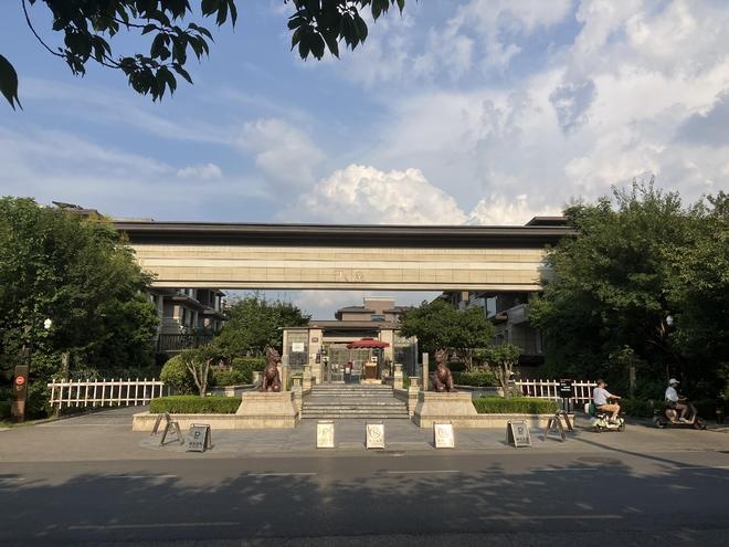 買下6千萬別墅！屋主「遲遲不入住」每年照繳7萬管理費　一開門傻了「氣炸找公司負責人」