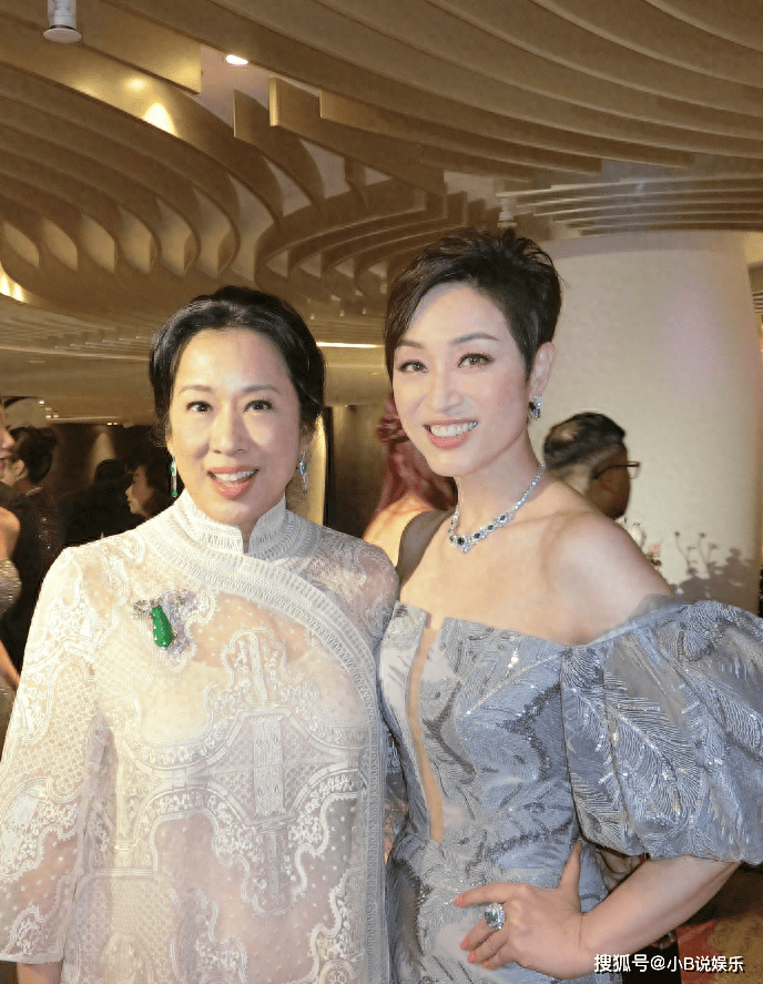 巧遇女神拍戲！拉近一看「臉腫到認不出」老態畢現　視線往下「57歲身材」震撼全網：數十年如一日