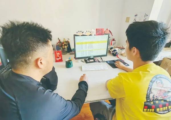 陪兒子唸書3年！父子倆「一起參加高考」曝喜訊　同時「收到錄取通知書」網友大讚：言傳身教真到位