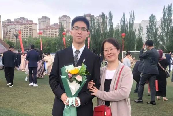 陪兒子唸書3年！父子倆「一起參加高考」曝喜訊　同時「收到錄取通知書」網友大讚：言傳身教真到位