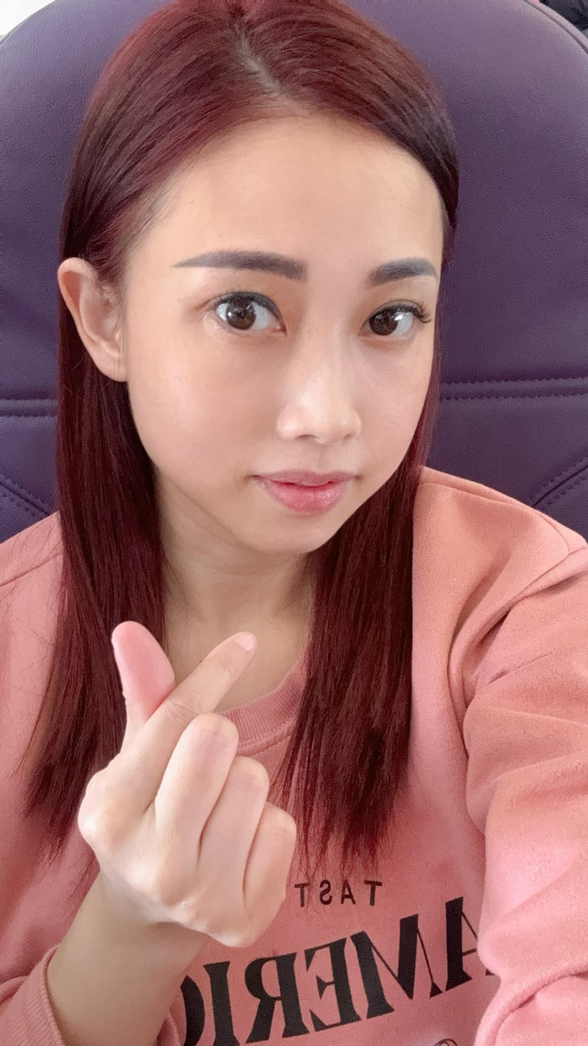 走在斑馬線上！43歲女星「遭汽車輾過」被壓車底　駕駛下車後「竟又倒車再輾」嚴重傷勢曝光