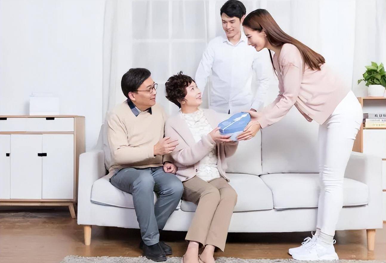 人老了！「這3種衣服」別買了，不僅有危險，還容易「自降身份 」