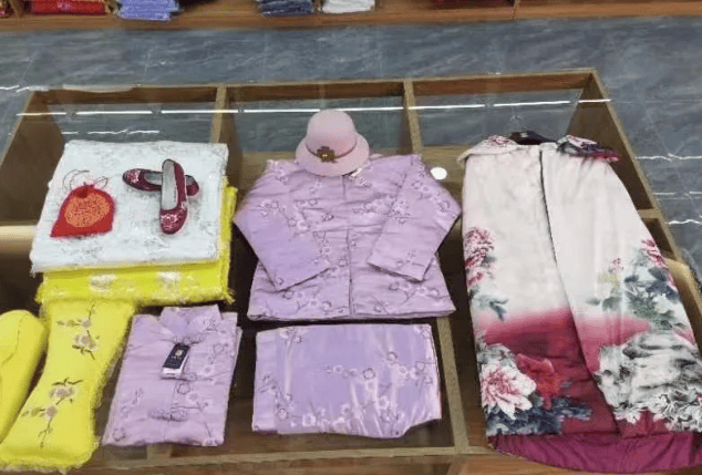 人老了！「這3種衣服」別買了，不僅有危險，還容易「自降身份 」