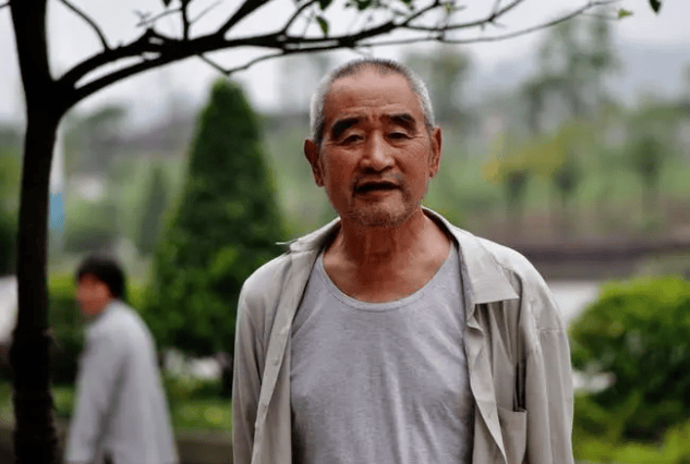 人老了！「這3種衣服」別買了，不僅有危險，還容易「自降身份 」