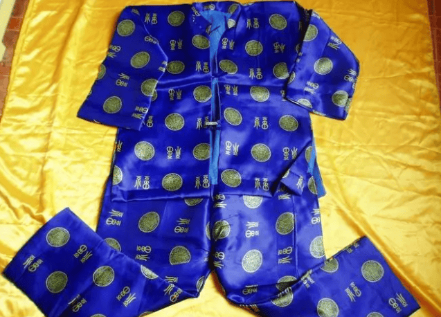 人老了！「這3種衣服」別買了，不僅有危險，還容易「自降身份 」