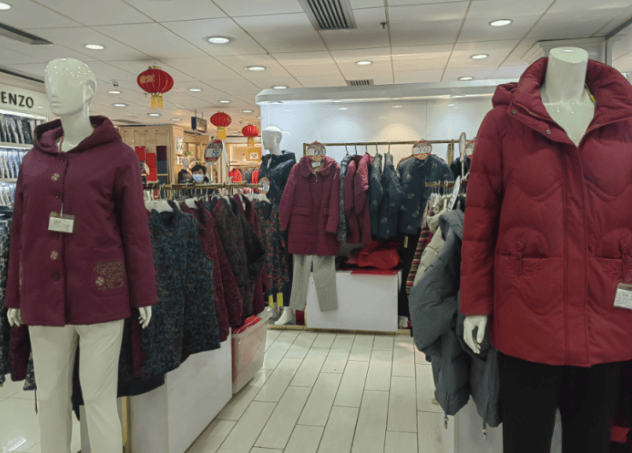 人老了！「這3種衣服」別買了，不僅有危險，還容易「自降身份 」