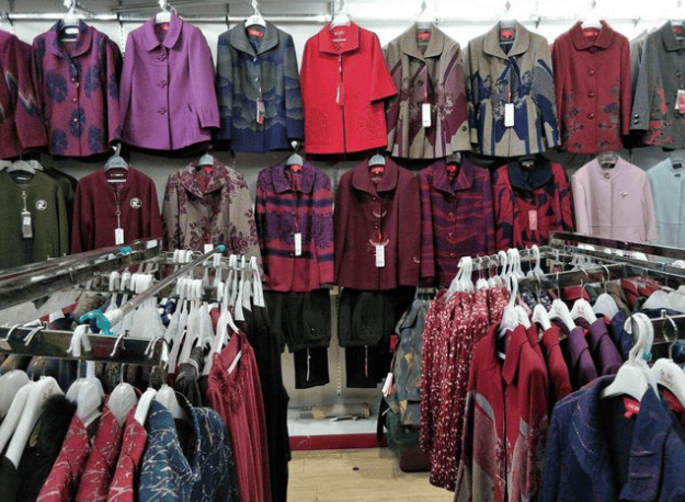人老了！「這3種衣服」別買了，不僅有危險，還容易「自降身份 」