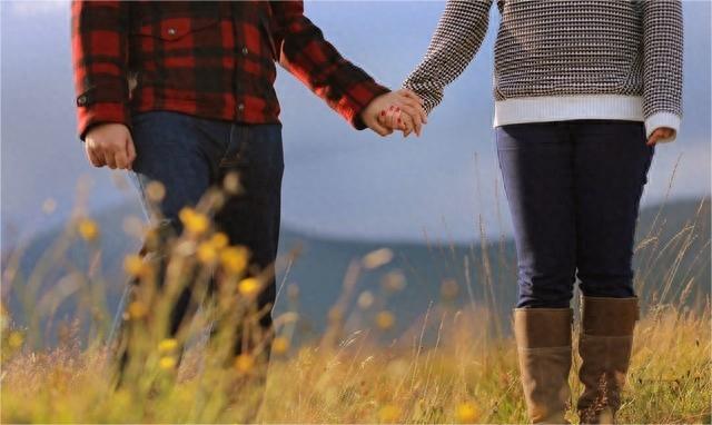 給公公慶生！我挺孕肚幫忙做家宴，開飯時我放「一段錄音」，婆婆臉都綠了