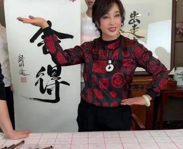 大咖女星驚傳四度離婚！遭爆73歲「交往八個男友」嗨了：快樂戀愛中　知情人「透露更多細節」