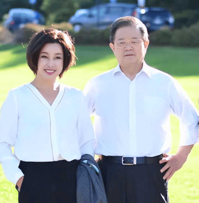 大咖女星驚傳四度離婚！遭爆73歲「交往八個男友」嗨了：快樂戀愛中　知情人「透露更多細節」