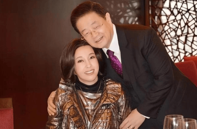 大咖女星驚傳四度離婚！遭爆73歲「交往八個男友」嗨了：快樂戀愛中　知情人「透露更多細節」