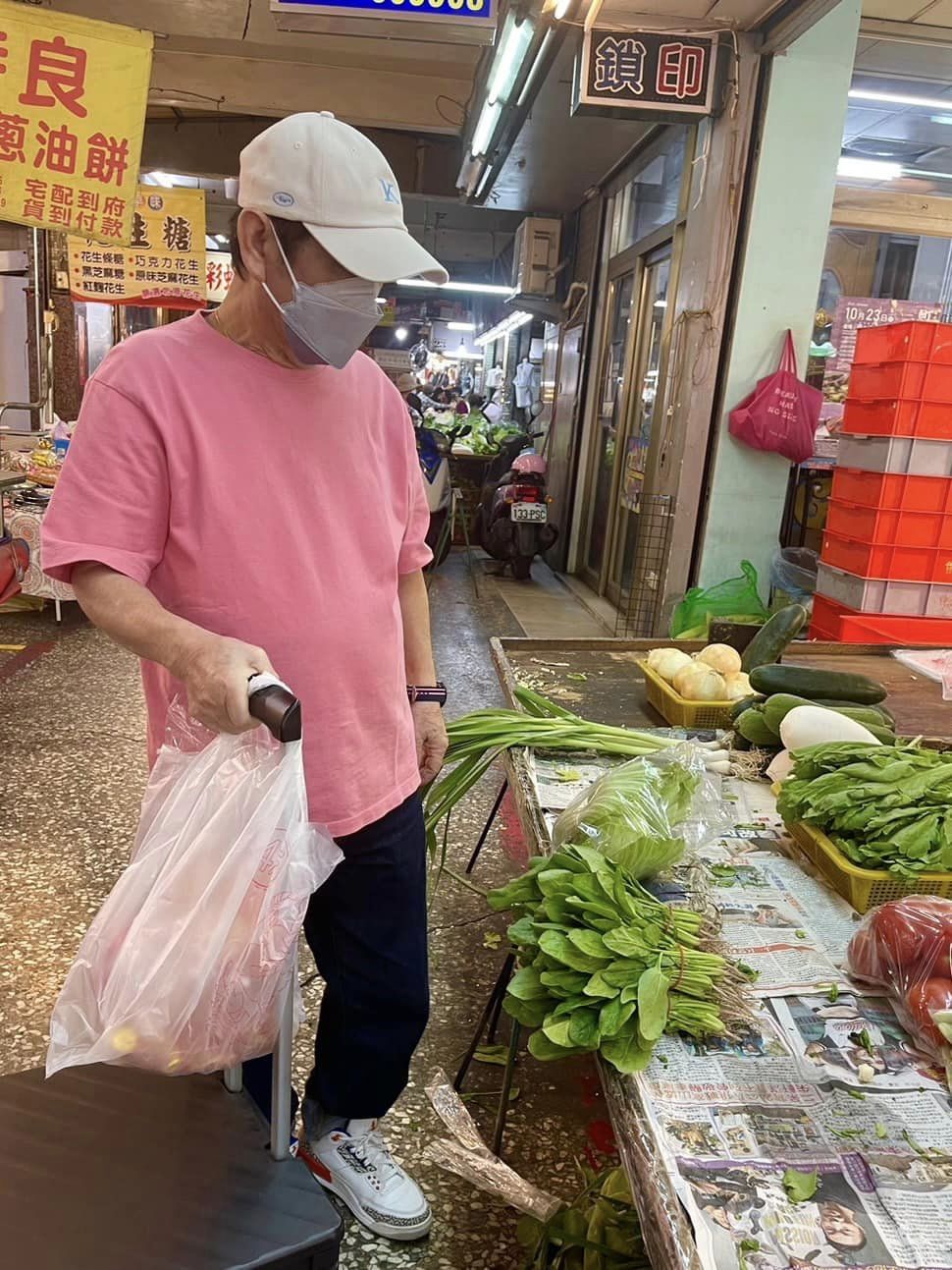 資深男星黃西田夜市驚喜現身！高EQ回應退休傳聞，粉絲狂讚：「永遠的小朋友」