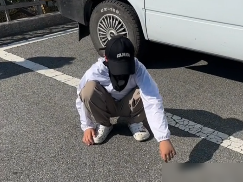 一家三口自駕旅遊！丈夫因瑣事「將妻兒丟在公路上」　高溫下步行幾公里「結局曝光」網友：這男人還能要？