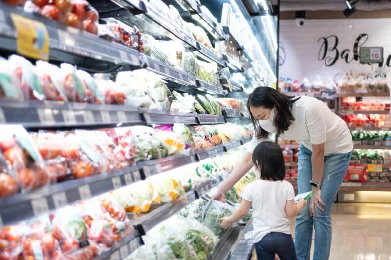 孩子在超市打破碗「被要求賠1萬元」！她淡定掏錢後離開「下秒老闆卻臉綠了」：慘了快追