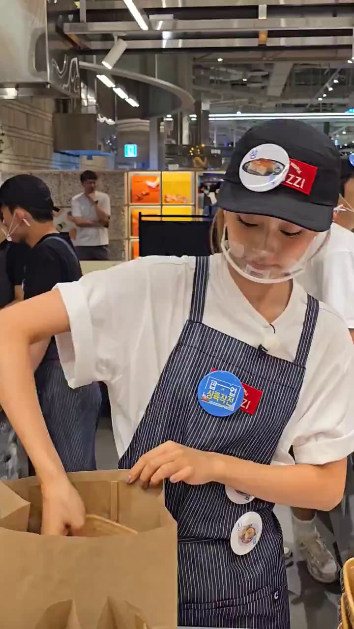 世界第一美女星「被目擊去咖啡店打工」！粉絲擠爆排隊「一次消費近百萬」近距離照曝光