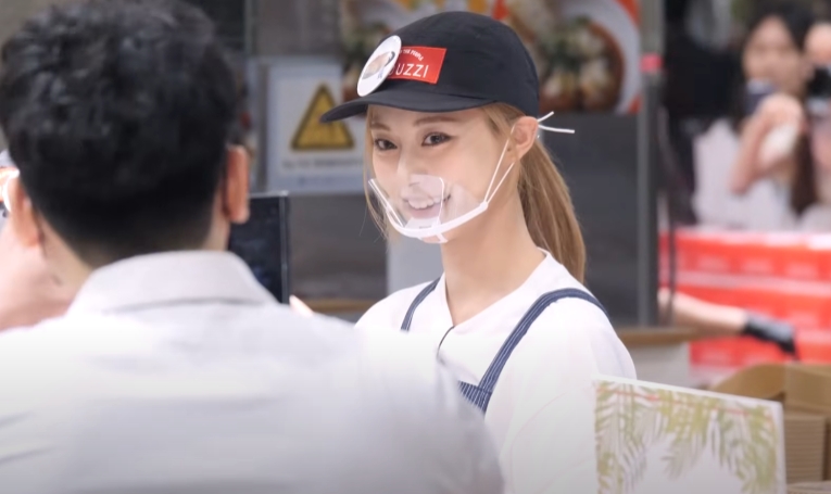 世界第一美女星「被目擊去咖啡店打工」！粉絲擠爆排隊「一次消費近百萬」近距離照曝光