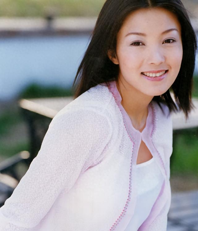 被蒙在鼓裡！清純女星「18歲生女離婚」以為遇良人　看新聞才知「枕邊人竟是20多年通緝犯」