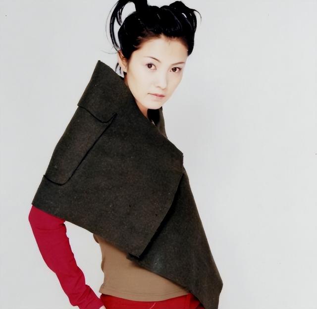 被蒙在鼓裡！清純女星「18歲生女離婚」以為遇良人　看新聞才知「枕邊人竟是20多年通緝犯」
