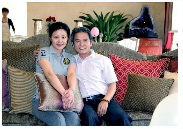 被蒙在鼓裡！清純女星「18歲生女離婚」以為遇良人　看新聞才知「枕邊人竟是20多年通緝犯」