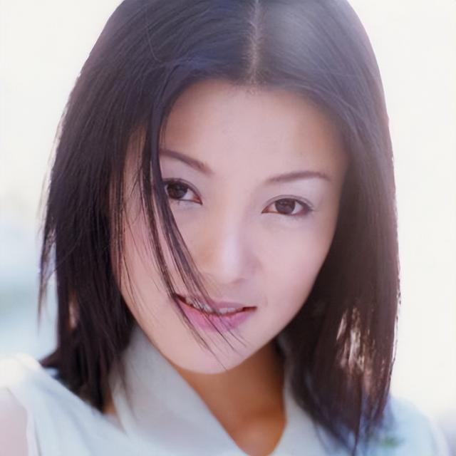 被蒙在鼓裡！清純女星「18歲生女離婚」以為遇良人　看新聞才知「枕邊人竟是20多年通緝犯」