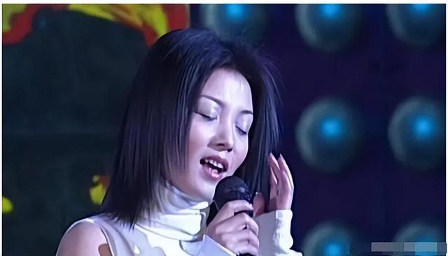 被蒙在鼓裡！清純女星「18歲生女離婚」以為遇良人　看新聞才知「枕邊人竟是20多年通緝犯」