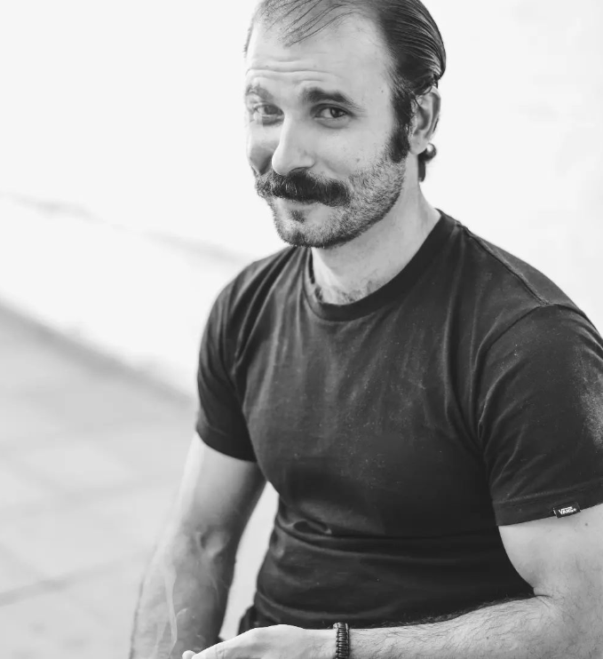 41歲帥氣男星驟逝!海邊心臟病發作「緊急搶救仍救不回」 演員好友發聲哀悼「我真的心碎了」