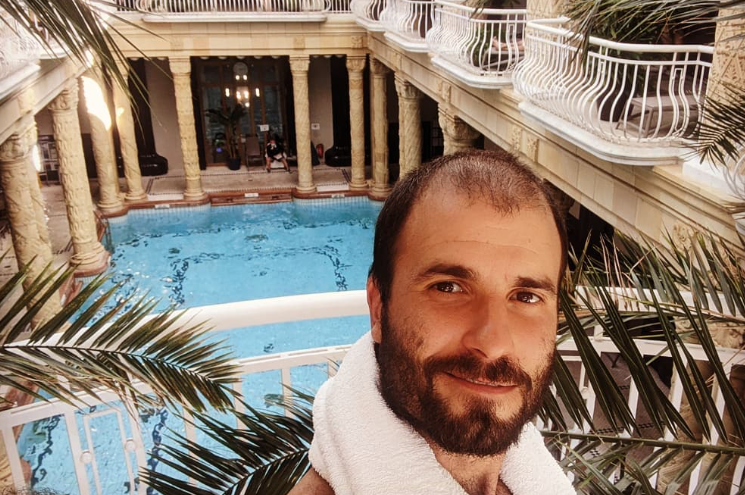 41歲帥氣男星驟逝!海邊心臟病發作「緊急搶救仍救不回」 演員好友發聲哀悼「我真的心碎了」