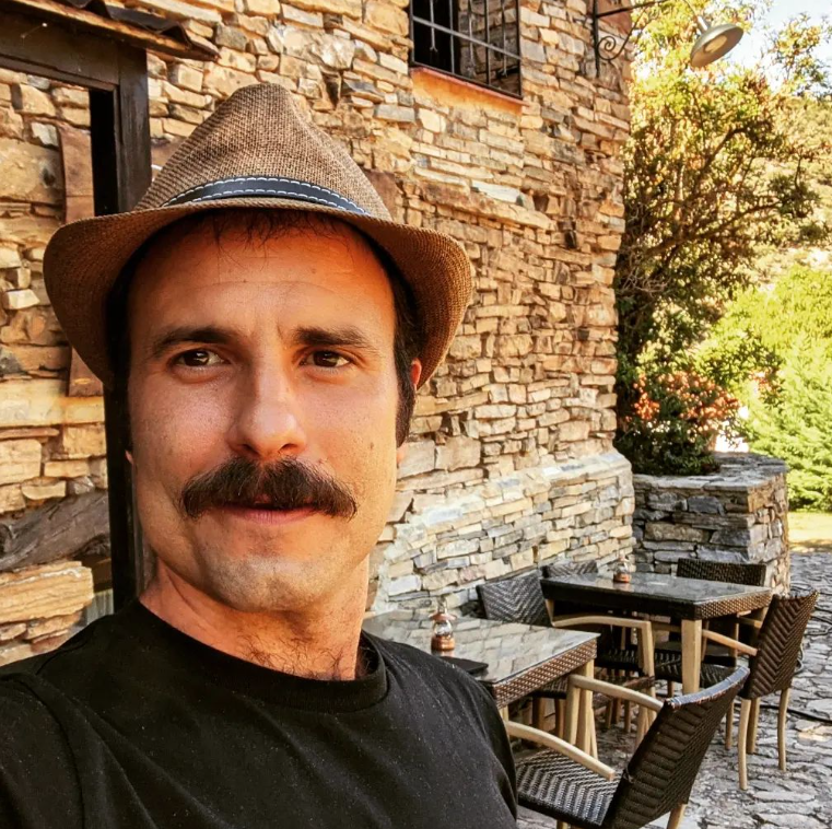 41歲帥氣男星驟逝!海邊心臟病發作「緊急搶救仍救不回」 演員好友發聲哀悼「我真的心碎了」