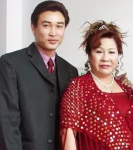 小鄭與莉莉轟動全台!相差33歲「女主角過世」享壽73歲 生前回應「願意再愛一次」惹淚