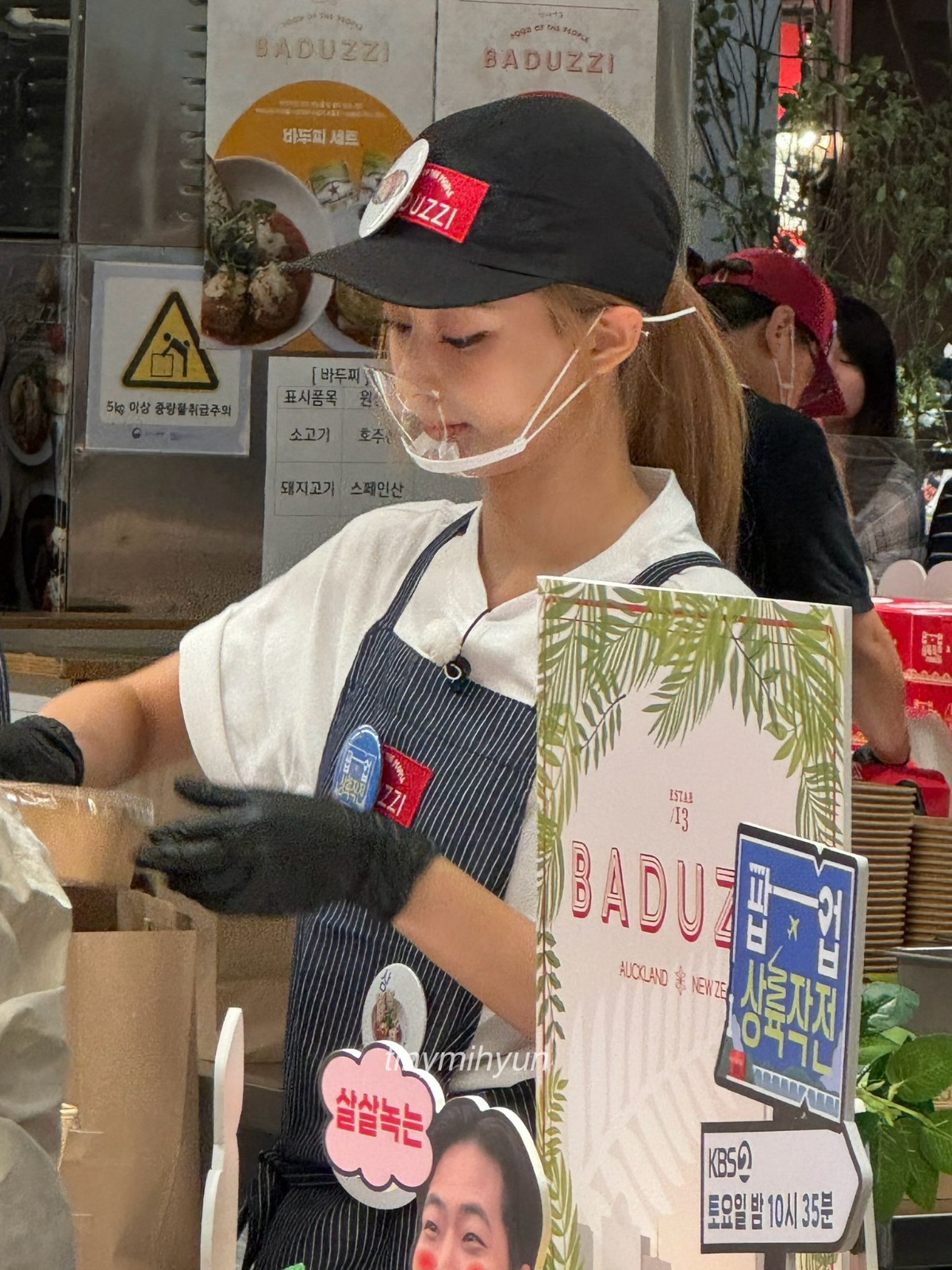 世界第一美女星「被目擊去咖啡店打工」！粉絲擠爆排隊「一次消費近百萬」近距離照曝光