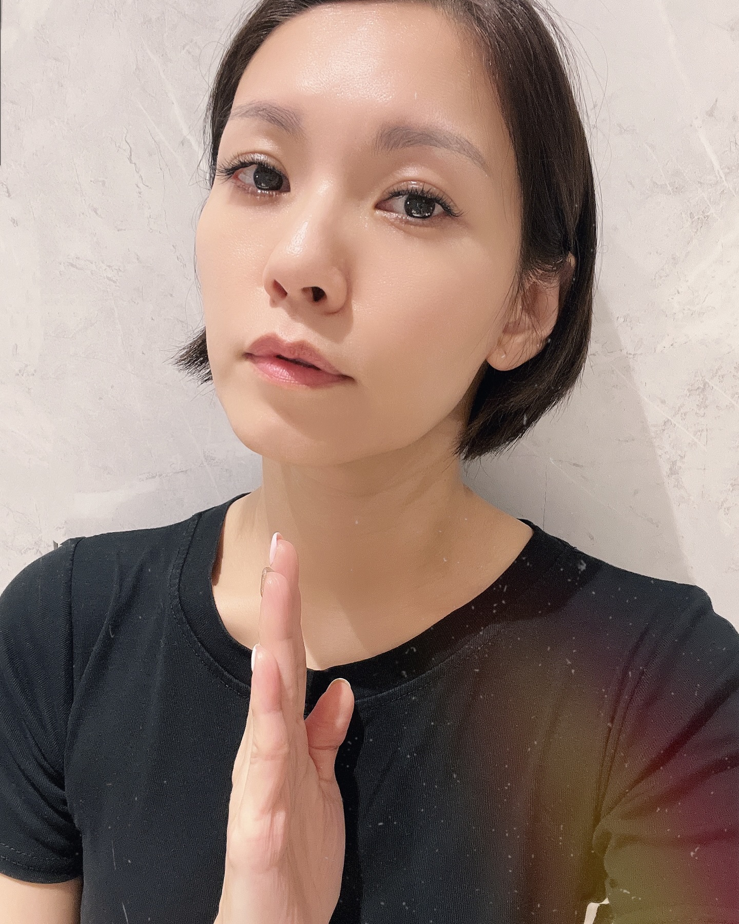 弟弟變植物人20年！玉女歌手淚曝「家裡又有噩耗」　「曬服喪照」雙手合十哀悼