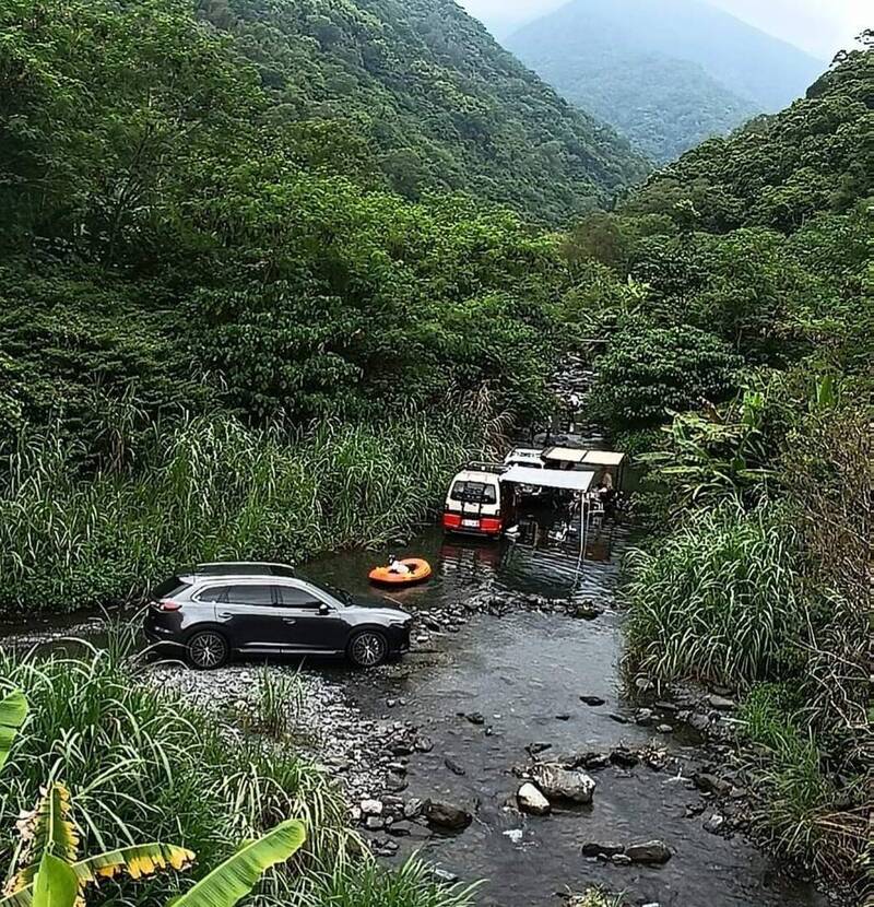 遊客直接「把車開進溪裡」搭帳篷開玩　當地居民「看到現場畫面」秒氣炸：當私人度假村？